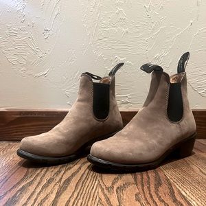 Blundstone Heeled Chelsea Boot - Taupe Suede - 7.5 (37.5)